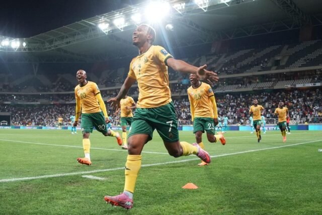 Afrika Selatan, Meksiko menerima kartu merah di pertandingan pembuka Piala