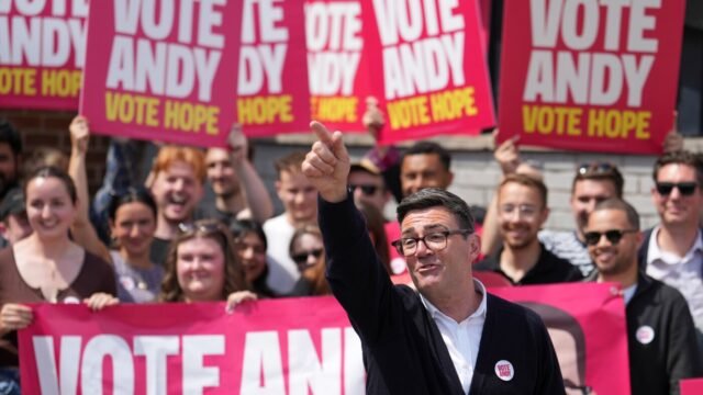 Andy Burnham dari Partai Buruh memenangkan pemilihan khusus, menyiapkan pertarungan