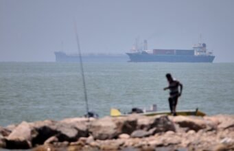 Badan PBB menangguhkan evakuasi kapal melalui Selat Hormuz setelah serangan terhadap kapal: NPR