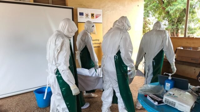 Bantuan Luar Negeri Mengurangi Krisis Ebola yang Lebih Buruk: NPR
