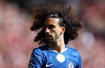 Barcelona menghadapi Atletico Madrid untuk mendapatkan tiga pemain blockbuster musim panas ini