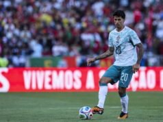Barcelona menghadapi hambatan yang semakin besar dalam upaya mempertahankan bintang pertahanan veteran tersebut
