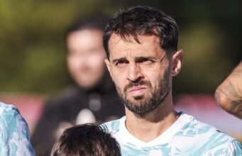Barcelona menolak memenuhi tuntutan finansial selangit dari pemain veteran Real Madrid itu