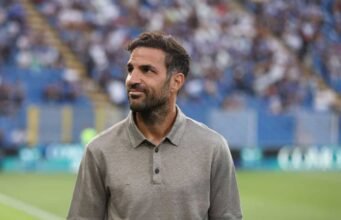 Barcelona sedang dalam pembicaraan dengan Cesc Fabregas untuk menggantikan Hansi Flick di Camp Nou