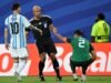 Broos mengkritik FIFA karena memperpanjang skorsing Themba Zwane, menyoroti insiden Lionel Messi