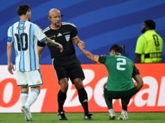 Broos mengkritik FIFA karena memperpanjang skorsing Themba Zwane, menyoroti insiden Lionel Messi