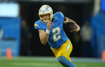 Colts menandatangani QB Easton Stick