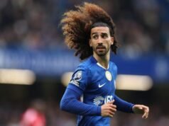 Deco berhubungan dengan bek sayap Chelsea saat Barcelona menjajaki pasar pertahanan