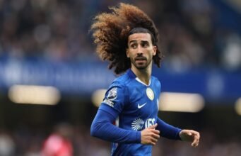 Deco berhubungan dengan bek sayap Chelsea saat Barcelona menjajaki pasar pertahanan
