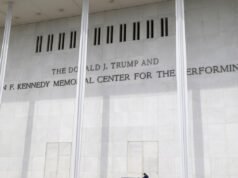 Dewan Kennedy Center menyerukan penundaan keputusan untuk menghapus nama Trump: NPR