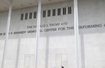 Dewan Kennedy Center menyerukan penundaan keputusan untuk menghapus nama Trump: NPR