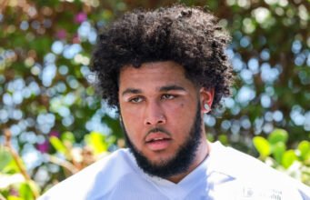 Dolphins menandatangani OL Kadyn Proctor untuk kesepakatan pemula