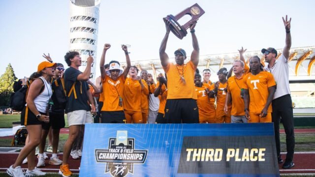 Estafet Juara Nasional Memimpin Vol ke Tempat Ketiga di NCAA