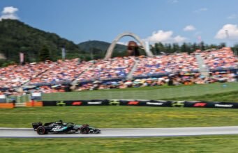 George Russell mengalahkan Max Verstappen untuk meraih kemenangan yang mendebarkan