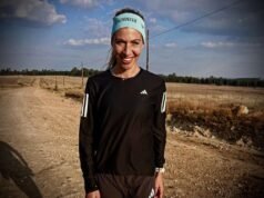 Gerda Steyn dalam “Dullies” sibuk dengan sentuhan akhir Comrades Marathon