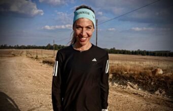 Gerda Steyn dalam “Dullies” sibuk dengan sentuhan akhir Comrades Marathon