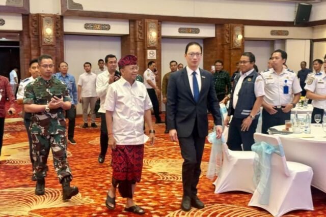 Gubernur Koster menyoroti kemacetan lalu lintas di Bandara Ngurah Rai
