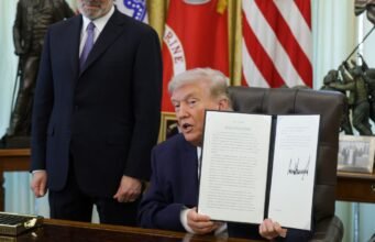 Hakim Boston memblokir sebagian perintah pemungutan suara Trump melalui pos: NPR