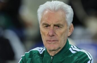 Hugo Broos berupaya membimbing Bafana Bafana ke penampilan bersejarah babak 16 besar Piala Dunia