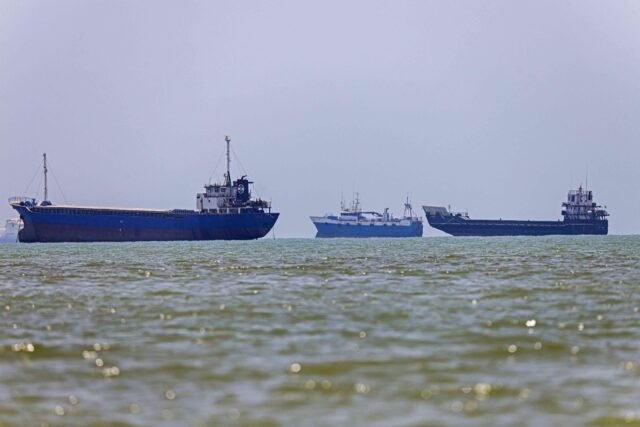 Iran kembali menutup Selat Hormuz karena pelanggaran gencatan senjata