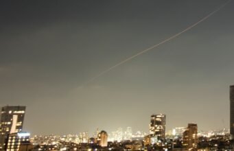 Israel mengatakan mereka menyerang Iran setelah menerima tembakan rudal: NPR