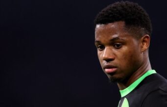 ‘Itu tidak benar’ – Ayah orang buangan Barcelona membantah tuduhan kesepakatan Ligue 1