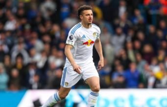 Kapten Leeds Ampadu menandatangani kontrak jangka panjang baru di Elland Road