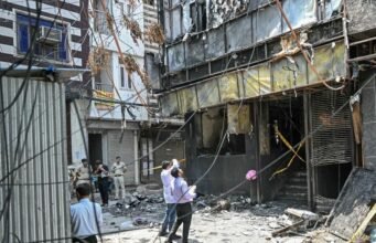 Kebakaran hotel Delhi: 21 orang tewas, orang asing termasuk korban, pemiliknya ditangkap
