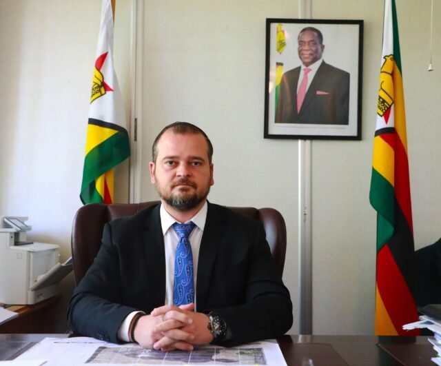 Kementerian Pertanahan Zimbabwe di bawah Haritatos: Kompensasi, korupsi dan ujian