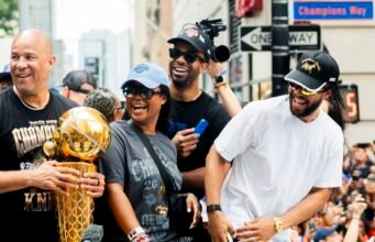 Knicks merayakan kejuaraan NBA pertama mereka dalam lebih dari 50 tahun: Pertunjukan Gambar: NPR