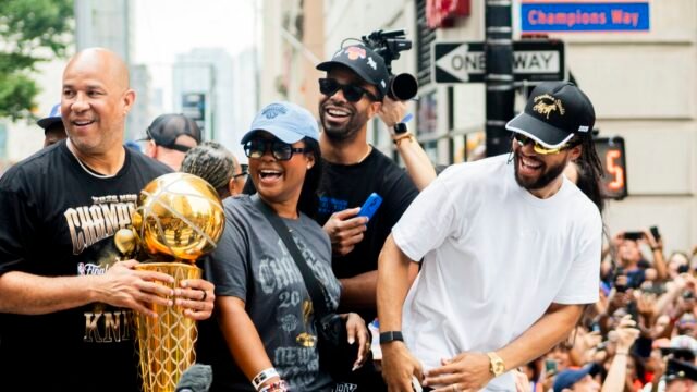 Knicks merayakan kejuaraan NBA pertama mereka dalam lebih dari 50