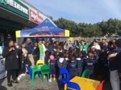 Komunitas Kraaifontein melakukan aksi unjuk rasa untuk keselamatan anak selama Pekan Perlindungan Anak Nasional