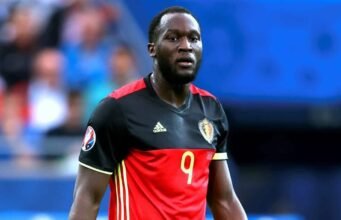 Lukaku memberikan pengaruh dari bangku cadangan saat Setan Merah menunggu kick-off