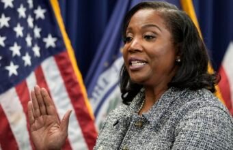 Mahkamah Agung memutuskan Lisa Cook dari Fed dapat mempertahankan pekerjaannya untuk saat ini: NPR