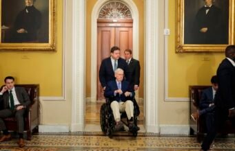 Mantan Pemimpin Mayoritas Senat Partai Republik Mitch McConnell dirawat di rumah sakit: NPR