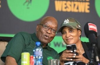 Mantan Presiden Afrika Selatan Jacob Zuma memecat Duduzile Zuma-Sambudla, ‘gadis ayah’ partainya