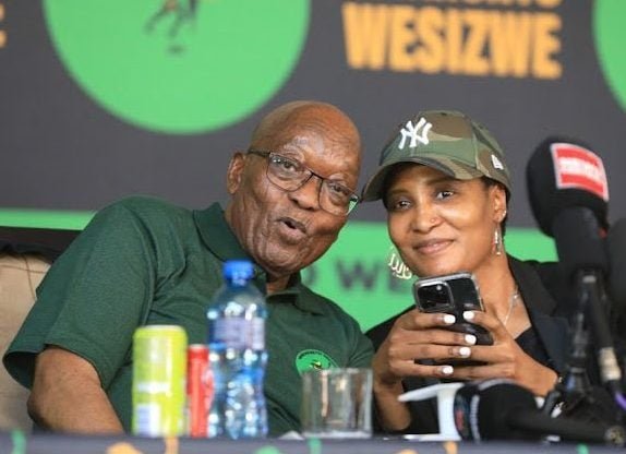 Mantan Presiden Afrika Selatan Jacob Zuma memecat Duduzile Zuma-Sambudla, 'gadis