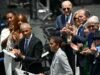 Mantan presiden, bintang, tapi bukan Trump, mengunjungi Obama Center