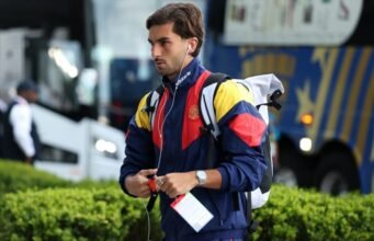 Mengapa Barcelona harus menahan diri untuk tidak menjual striker serba bisa di tengah minat dari PSG