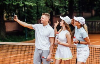 Mengapa padel dan tenis menjadi jalur kehidupan sosial bagi orang dewasa