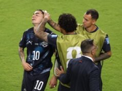 Migue Almiron melihat warna merah bersejarah untuk menutupi mulutnya saat sepuluh pemain Paraguay menyingkirkan Turki