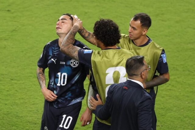 Migue Almiron melihat warna merah bersejarah untuk menutupi mulutnya saat