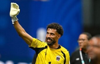 Momen pahit manis bagi kiper Cape Verde Vozinha karena masalah visa membuat ibu kehilangan kesempatan untuk menyaksikan eksploitasi Spanyol