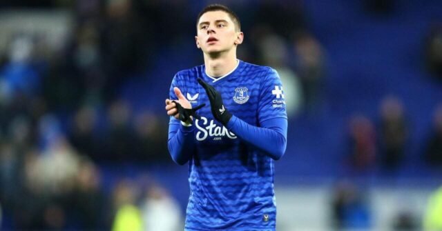 Mykolenko mengincar trofi setelah menandatangani kontrak baru dengan Everton