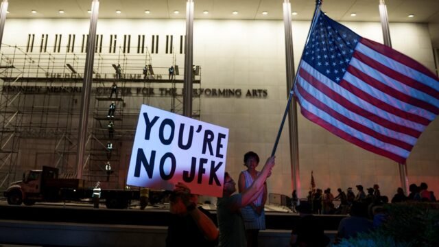 Nama Trump masih tercantum di Kennedy Center: NPR