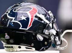 Orang Texas mengerjakan CB Sean Fresch