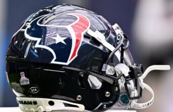 Orang Texas mengerjakan CB Sean Fresch