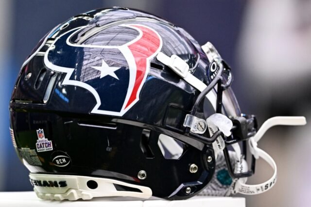 Orang Texas mengerjakan CB Sean Fresch