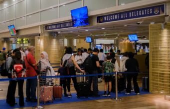 Para pejabat mendesak kehati-hatian atas rencana ekspansi bebas visa di Indonesia