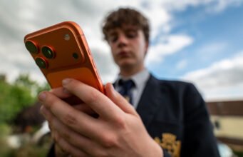 Para pemimpin digital Uni Eropa menyerukan aturan umum mengenai penggunaan media sosial oleh anak-anak